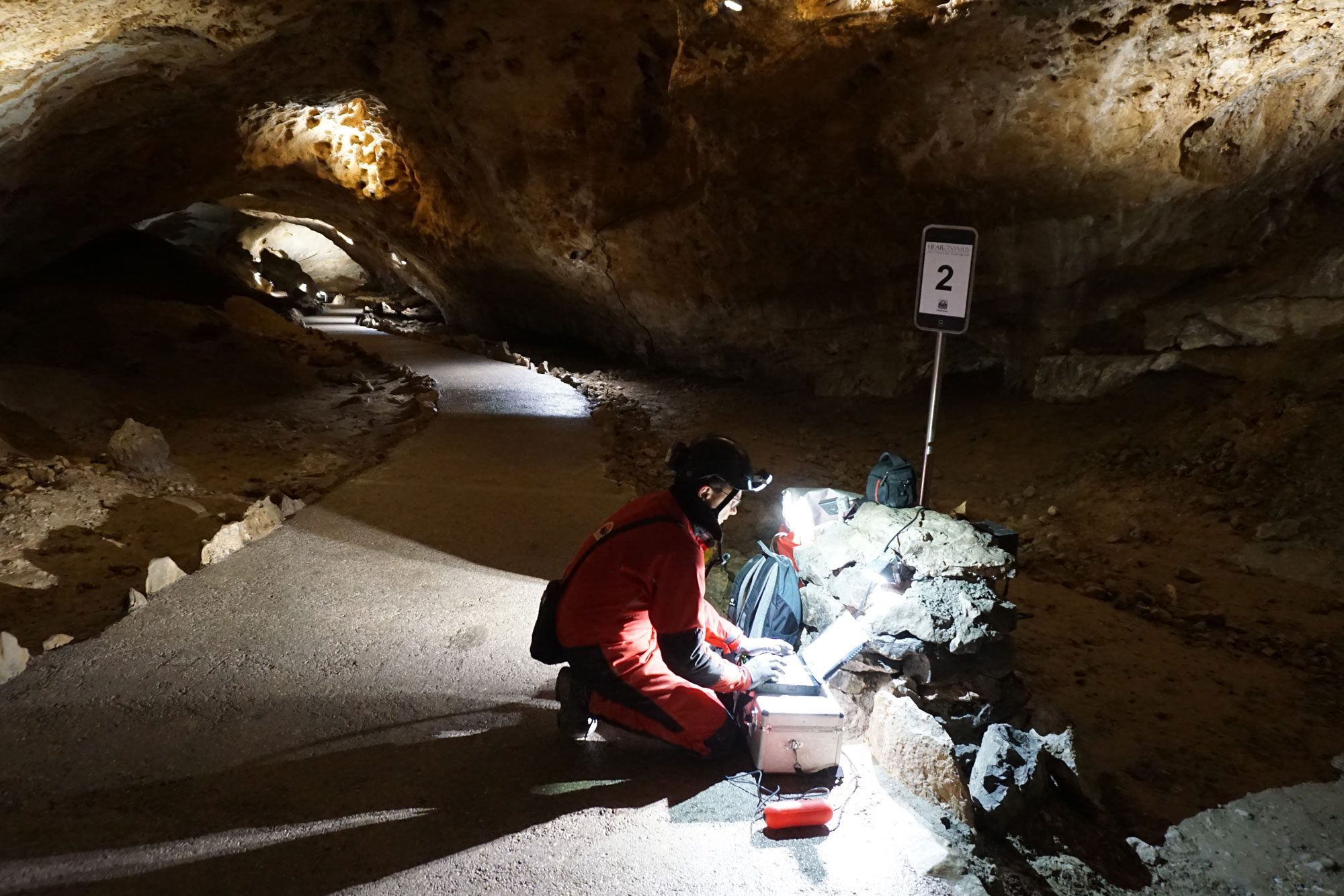 Salle des stalactites dans la grotte de glace géante